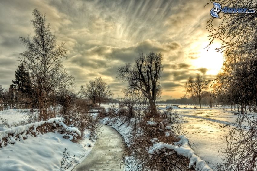 paesaggio innevato, cielo di sera