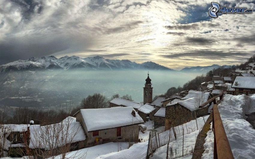 villaggio nevoso, colline coperte di neve, nuvole