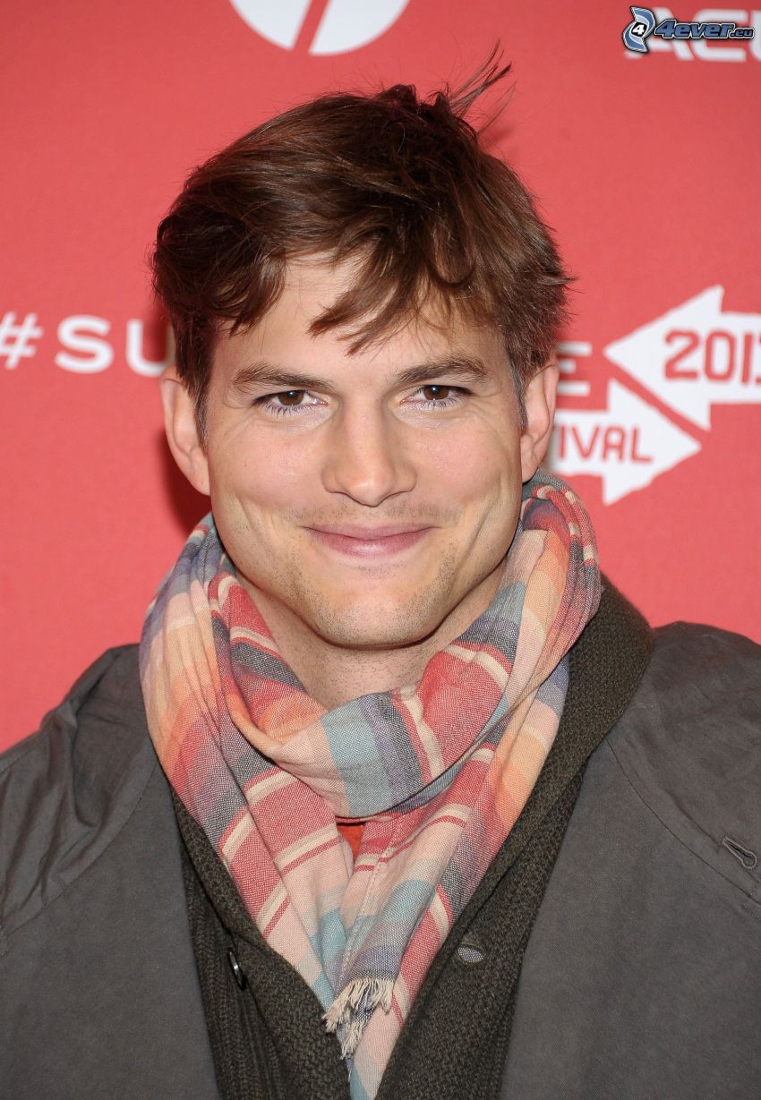 Ashton Kutcher, sorriso, sciarpa
