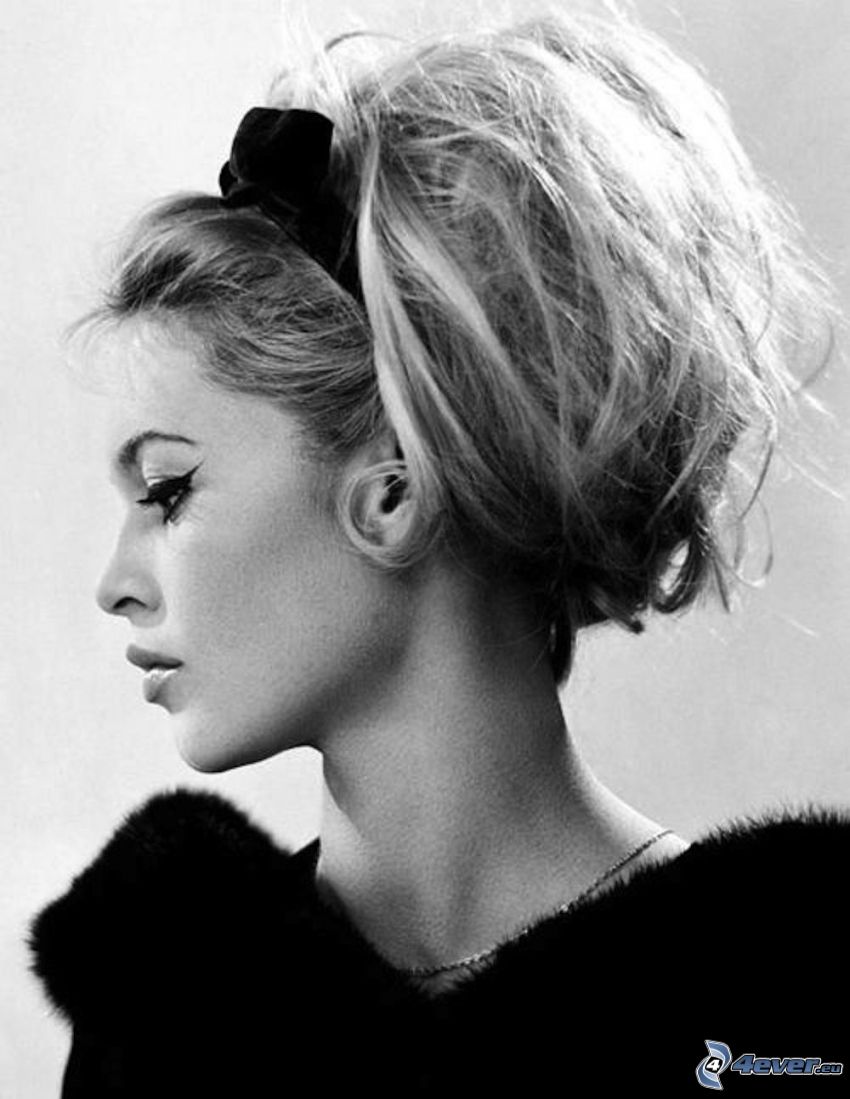 Brigitte Bardot, profilo, foto in bianco e nero