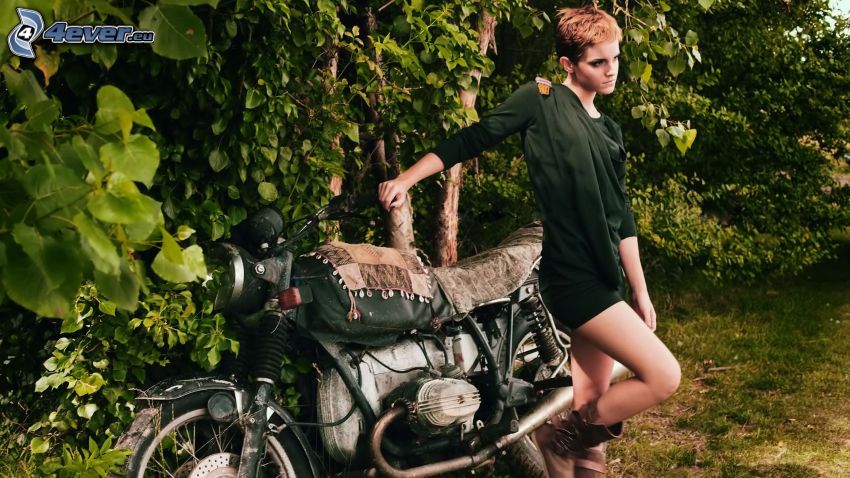 Emma Watson, motocicletta vecchia