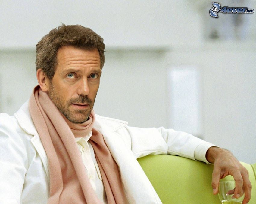 Hugh Laurie, uomo in abito, sciarpa