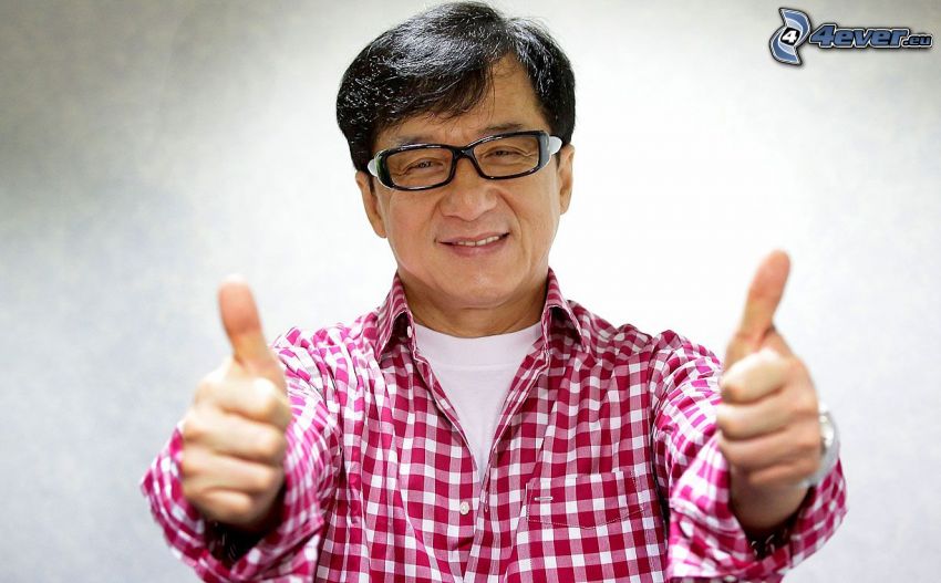 Jackie Chan, uomo con gli occhiali, pollice in alto