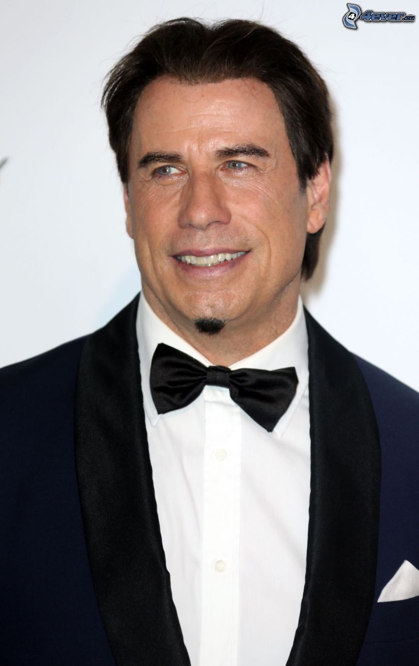 John Travolta, sorriso, sguardo, uomo in abito, cravatta a farfalla