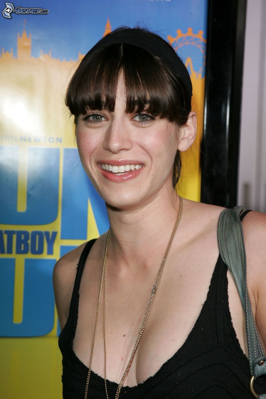 Lizzy Caplan, sorriso