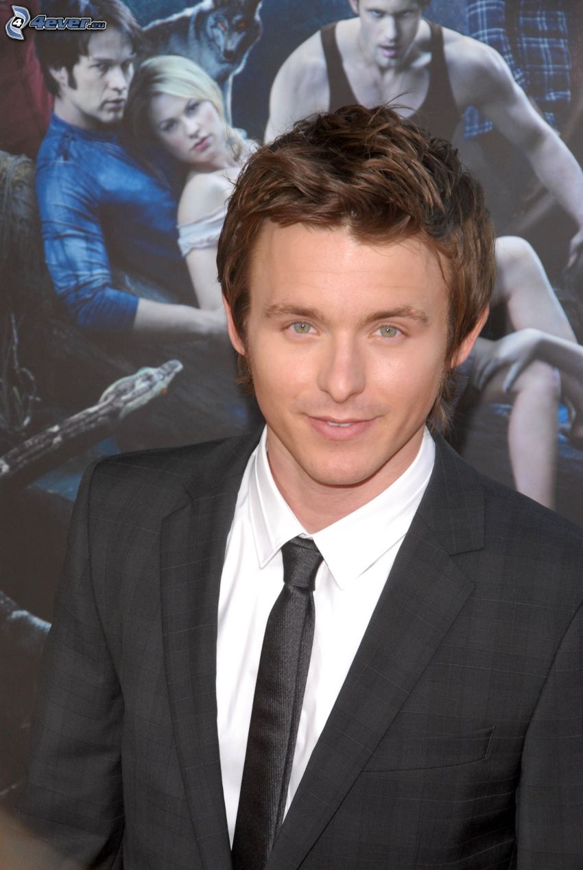 Marshall Allman, uomo in abito