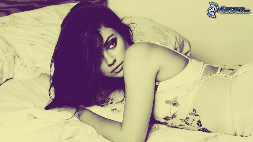 Mila Kunis, brunetta sul letto