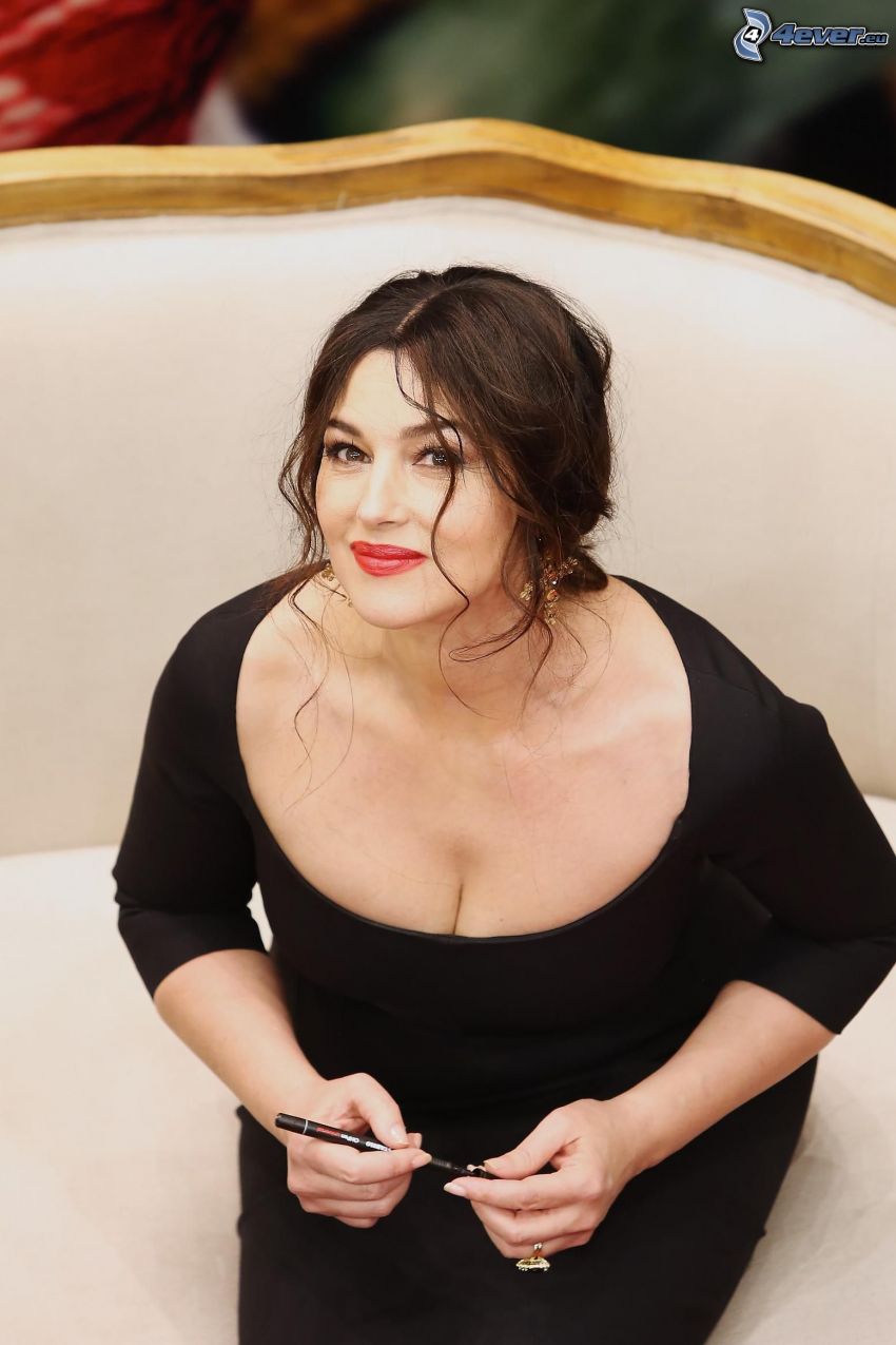 Monica Bellucci, abito nero, pennarello