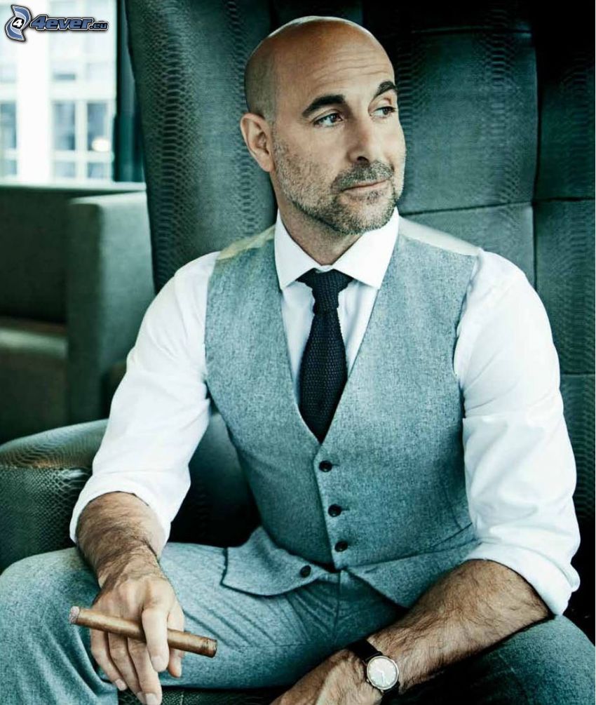 Stanley Tucci, sigaro, giacca