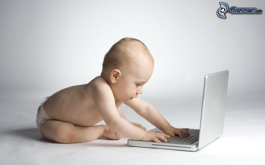 bambino al computer, MacBook