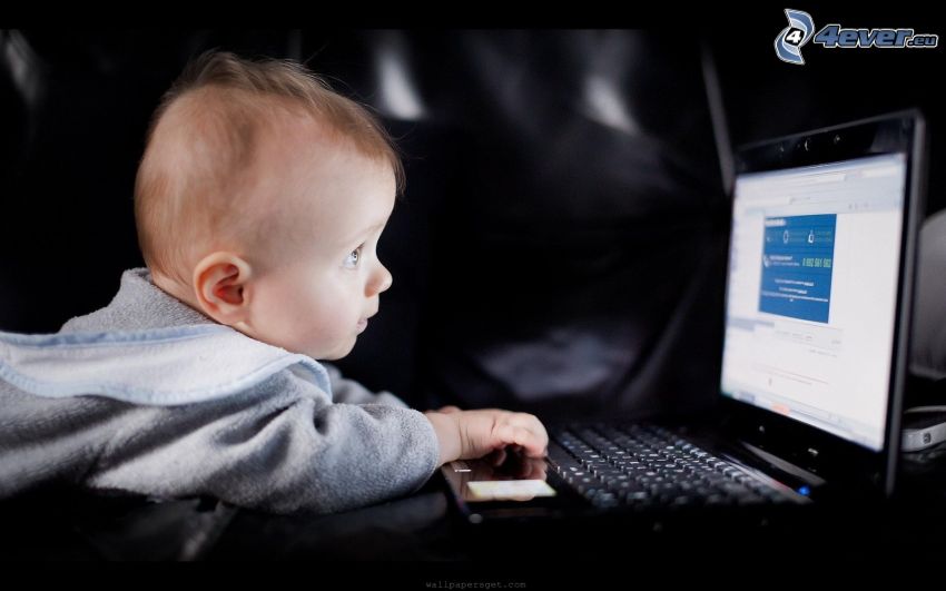 bambino al computer
