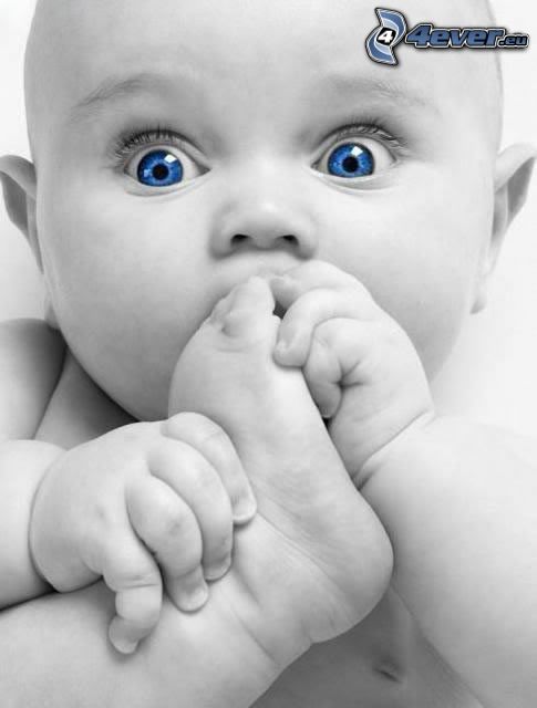 bambino con gli occhi blu, piede, mani