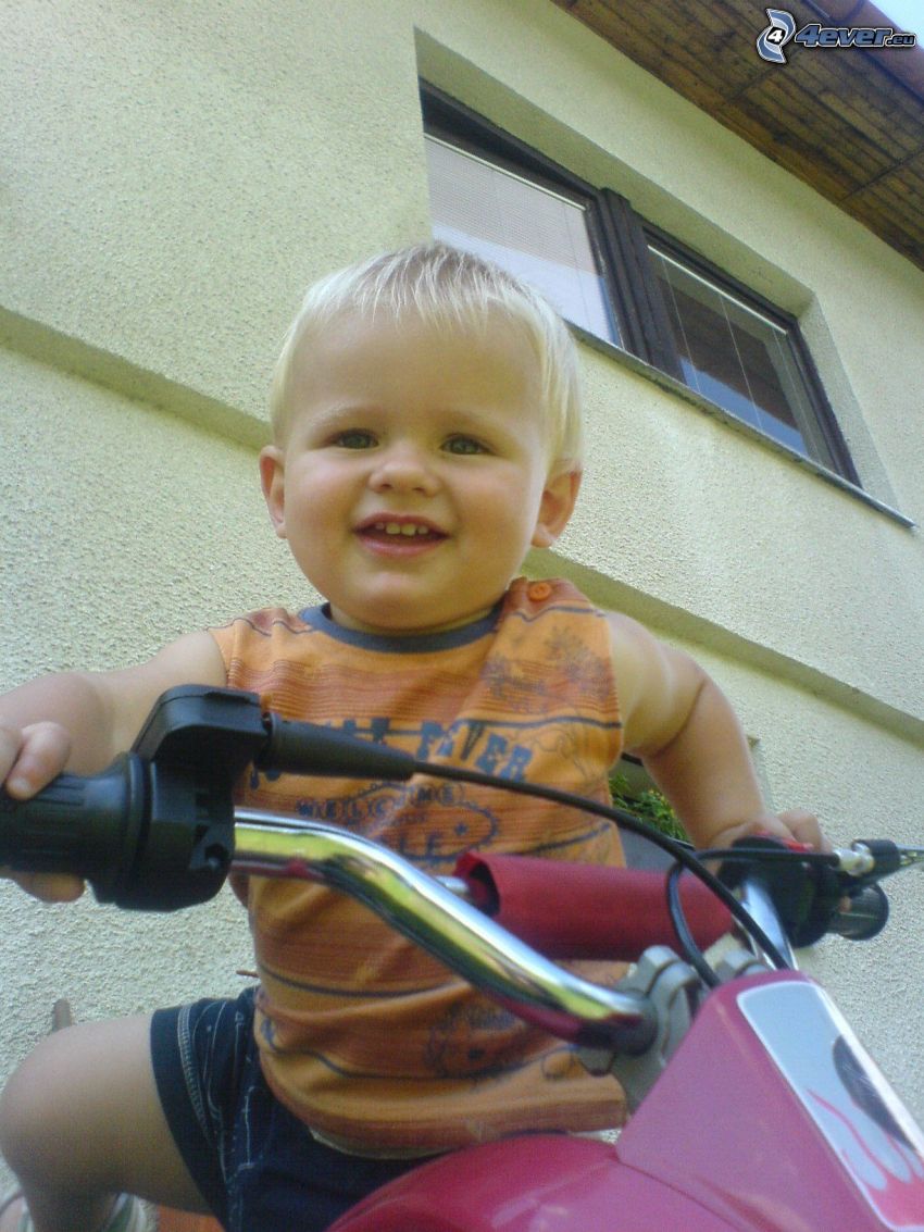 bambino sulla bicicletta