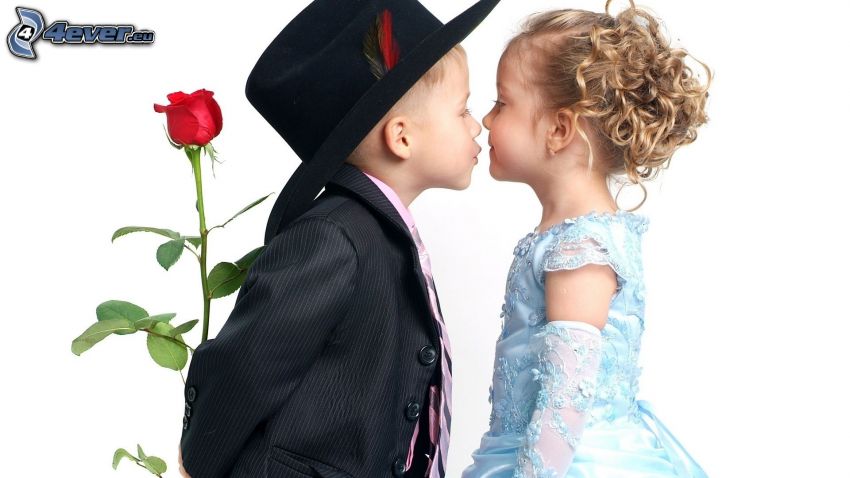 giovani ospiti delle nozze, bambini, un bacio veloce, coppia, rosa