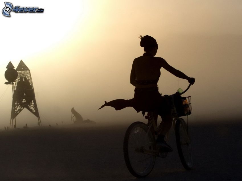 donna ciclista, silhouette, nebbia