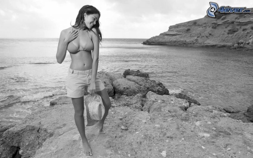 donna sulla spiaggia