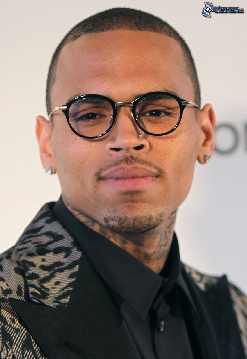 Chris Brown, uomo con gli occhiali