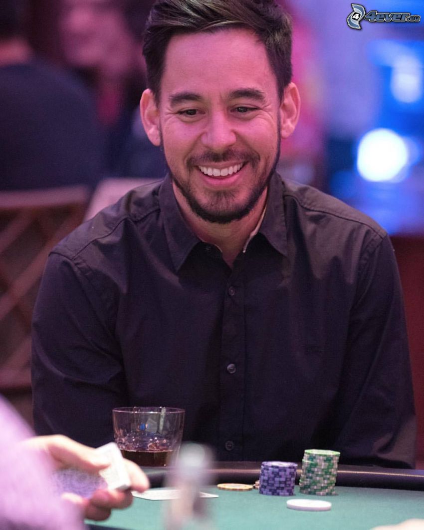 Mike Shinoda, sorriso, poker