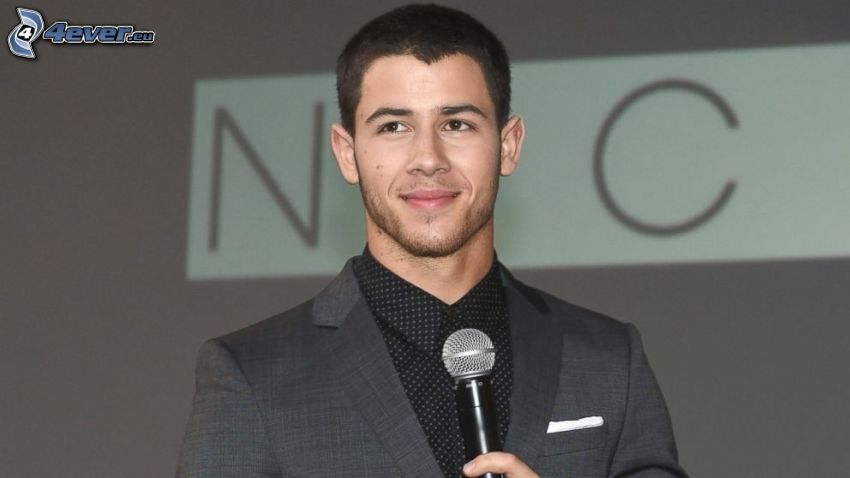 Nick Jonas, microfono