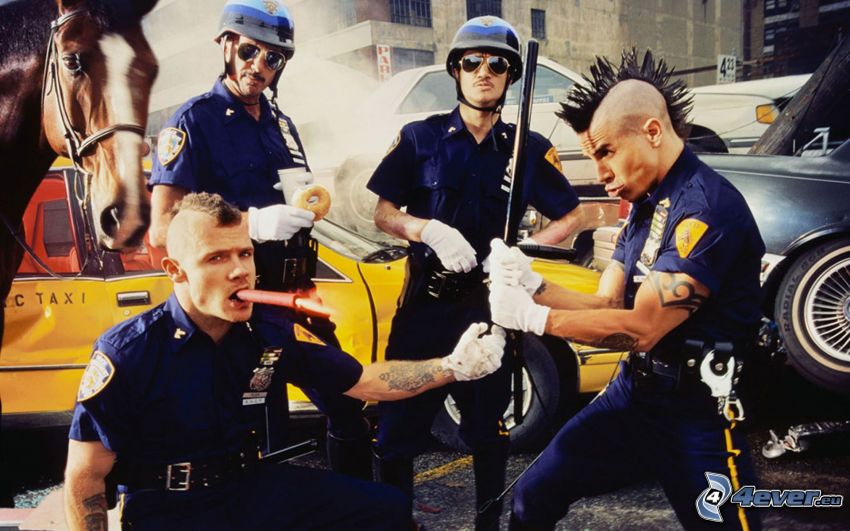 Red Hot Chili Peppers, poliziotti
