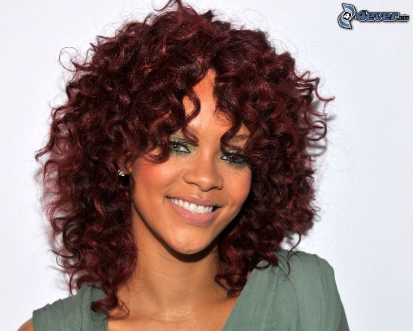 Rihanna, sorriso, capelli ricci
