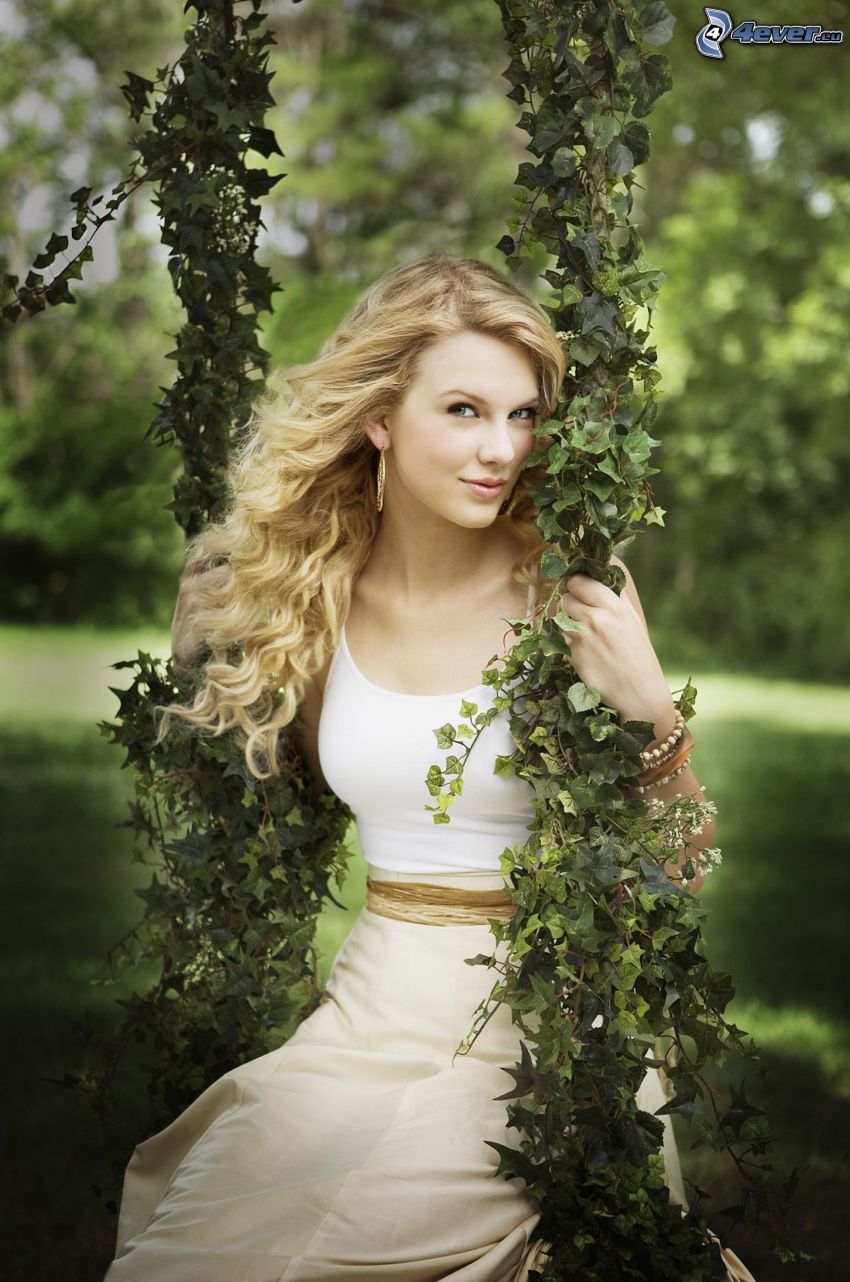 Taylor Swift, donna su un altalena, verde