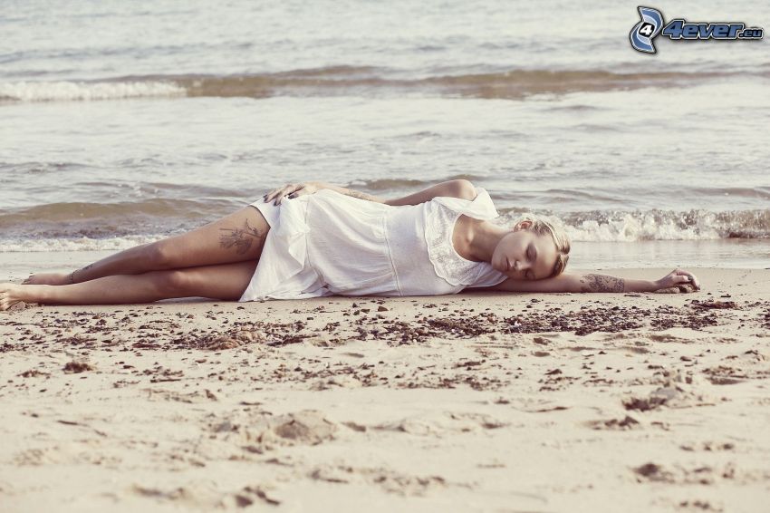 ragazza sulla spiaggia, sonno, mare