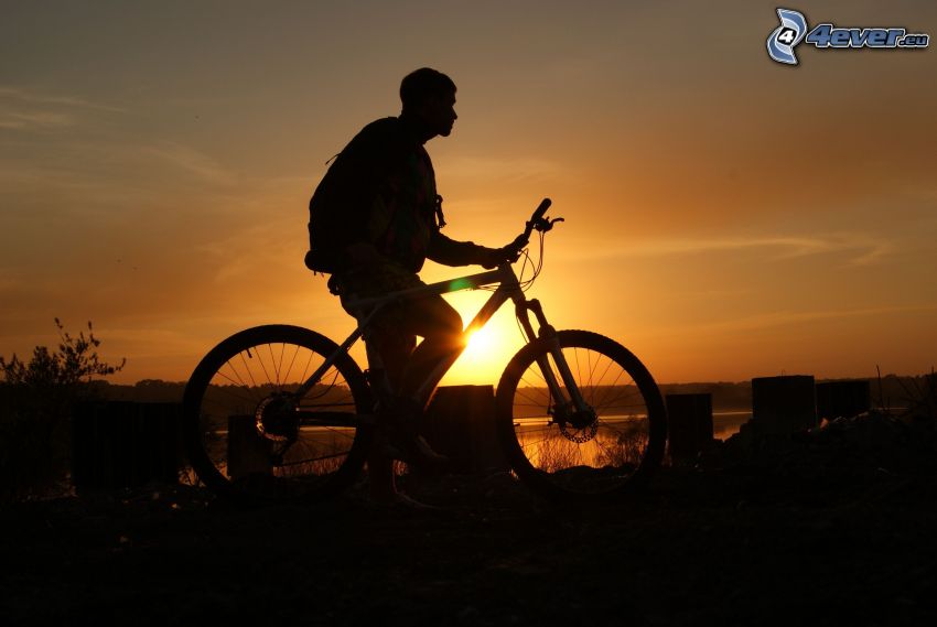 ciclista, tramonto, siluetta di un uomo, cielo giallo