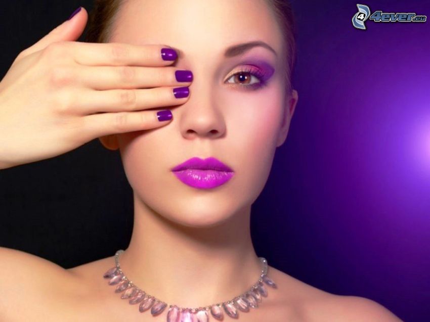 donna truccata, unghie dipinte, collana, labbra viola