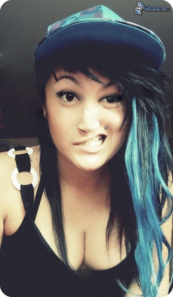 ragazza con piercing, capelli blu, berretto