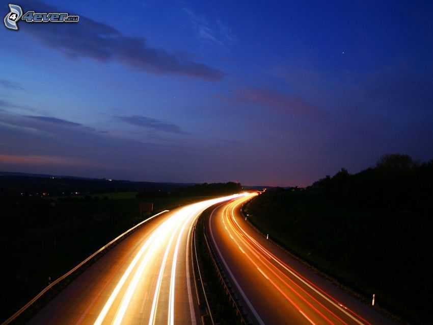 autostrada di sera, luci, cielo scuro