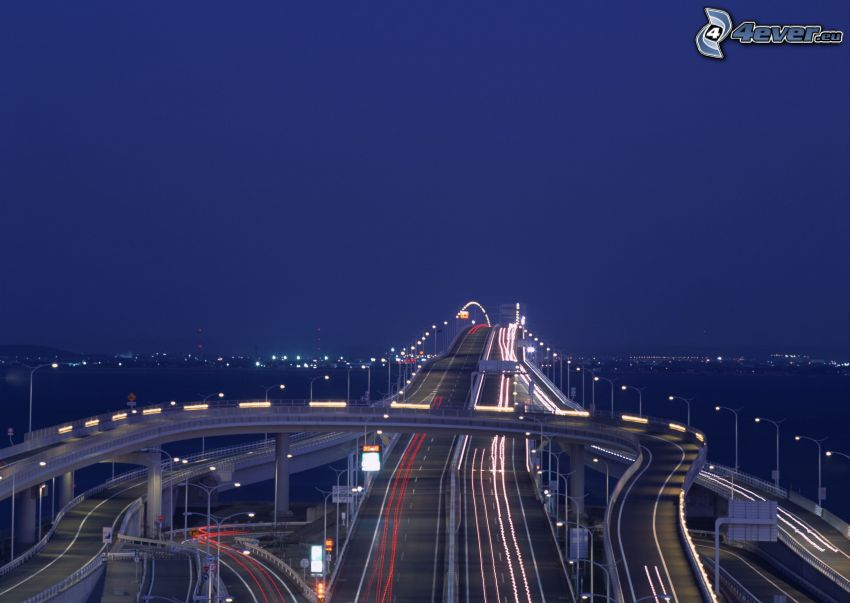 autostrada di sera, ponte dell'autostrada, traffico