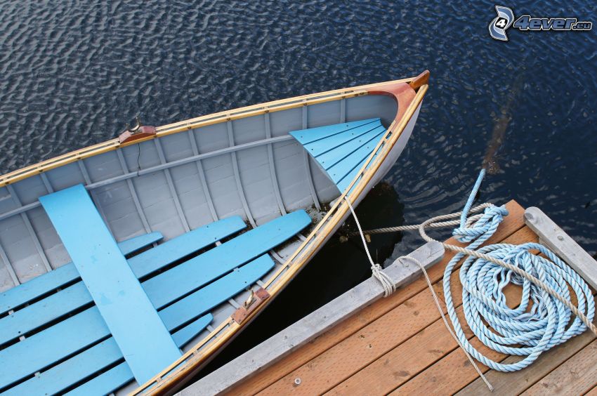 barca in riva al mare, molo di legno