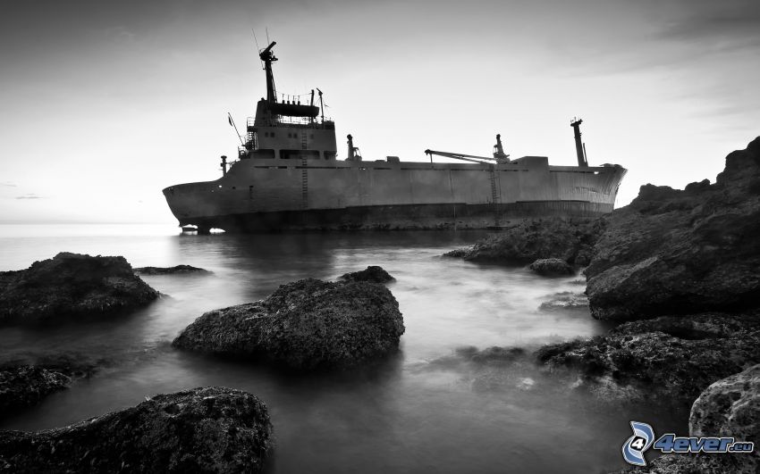 nave abbandonata e arrugginita, relitto, mare