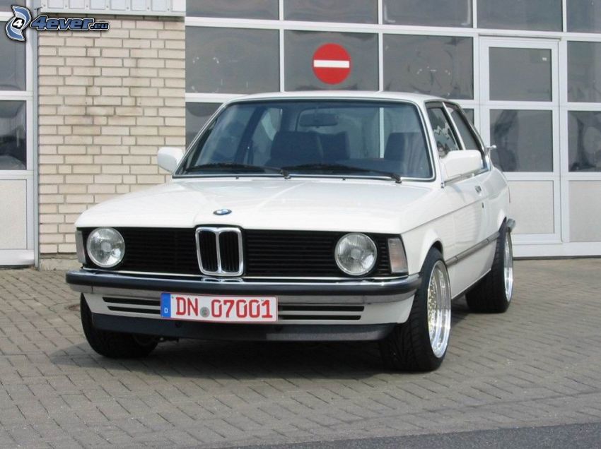BMW E21, ablakok, fal