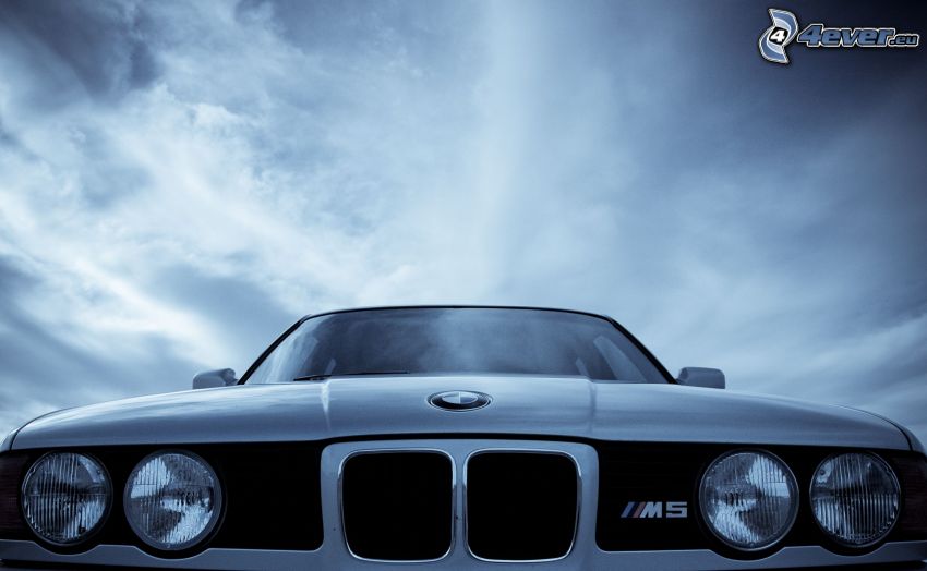 BMW M5, hűtőrács, felhők
