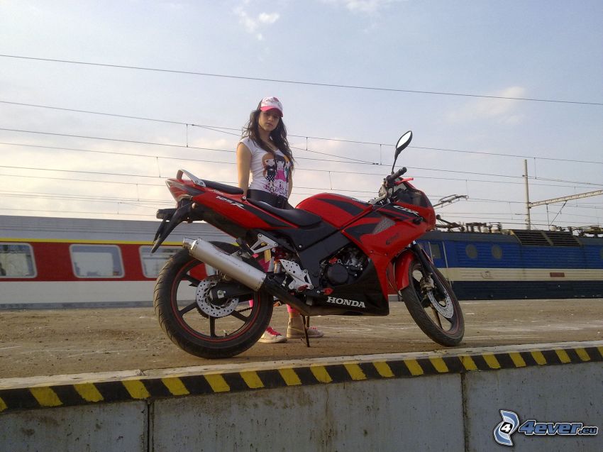 Honda CBR, lány, motorkerékpár, vonat