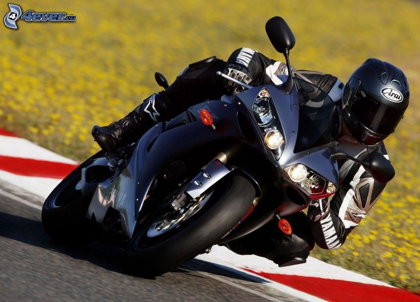 Yamaha R1, motoros, versenykör