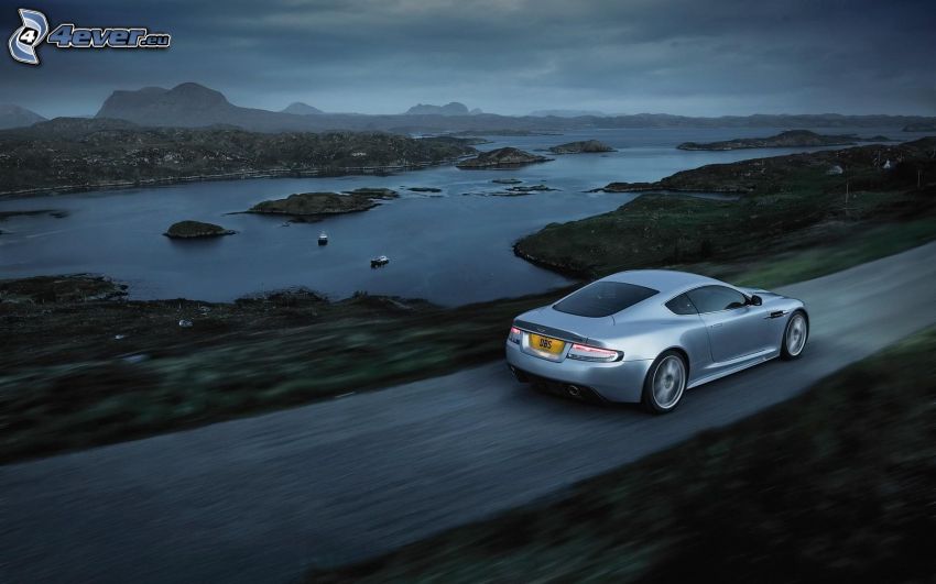 Aston Martin DBS, sebesség, éjszaka, sziklás tengerpart
