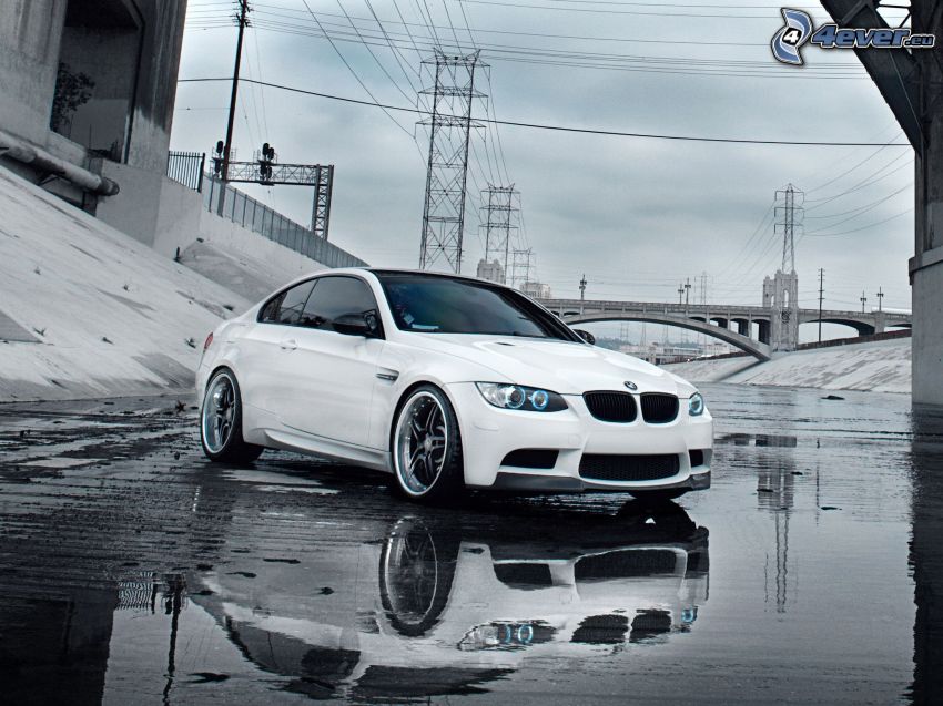 BMW M3, elektromos vezetékek, tócsa, híd