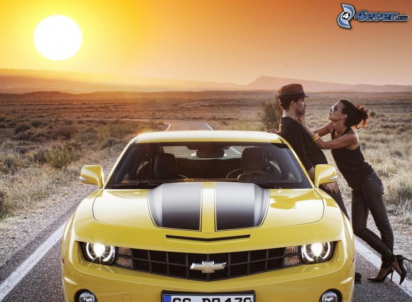Chevrolet Camaro, hűtőrács, férfi és nő, napnyugta, sivatag