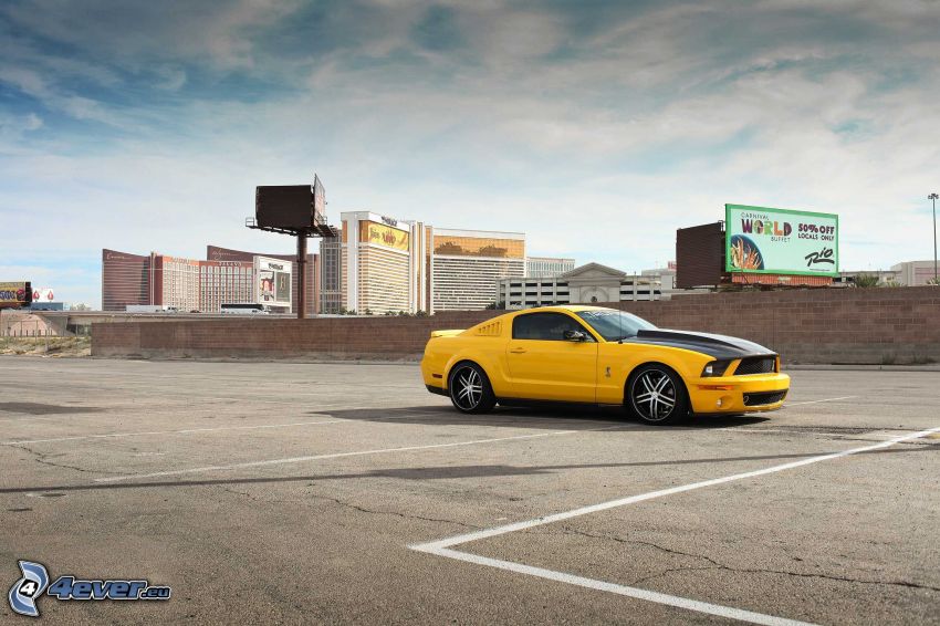 Ford Mustang GT 520, felhőkarcolók, parkoló
