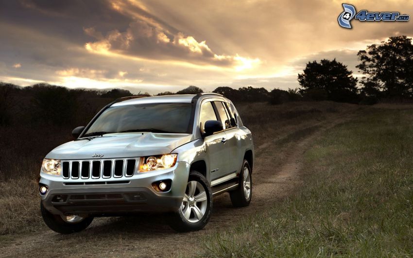 Jeep Compass, mezei út, esti égbolt