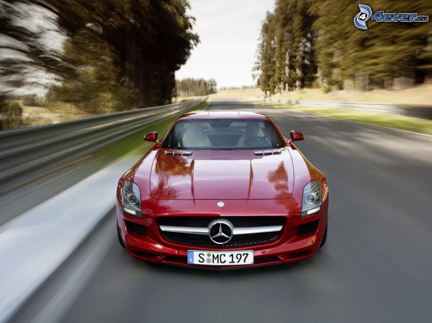 Mercedes-Benz SLS AMG, sebesség, út az erdőben