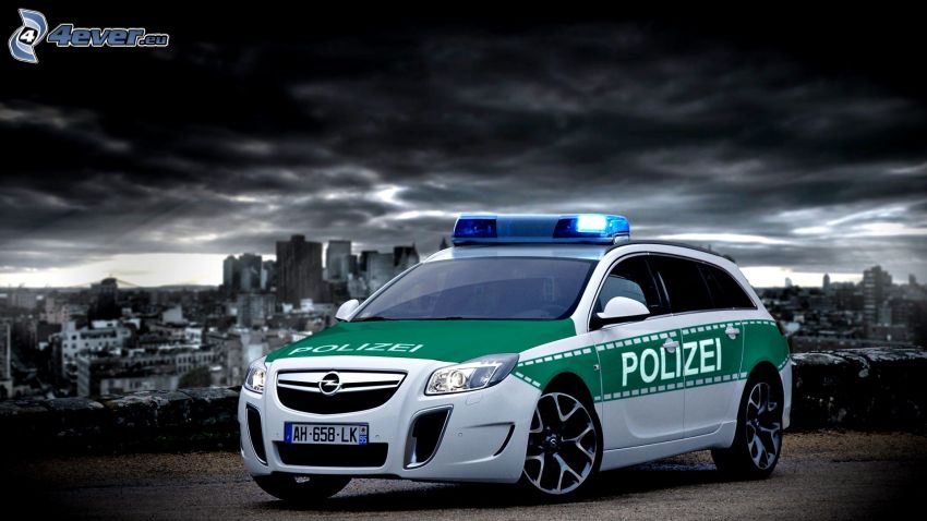 Opel Insignia OPC, rendőrautó, sötét felhők, város