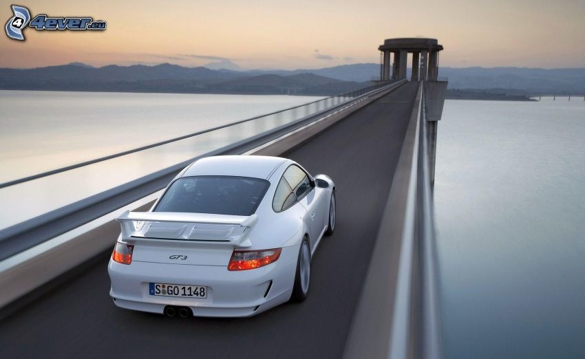 Porsche 911 GT3, híd, tó