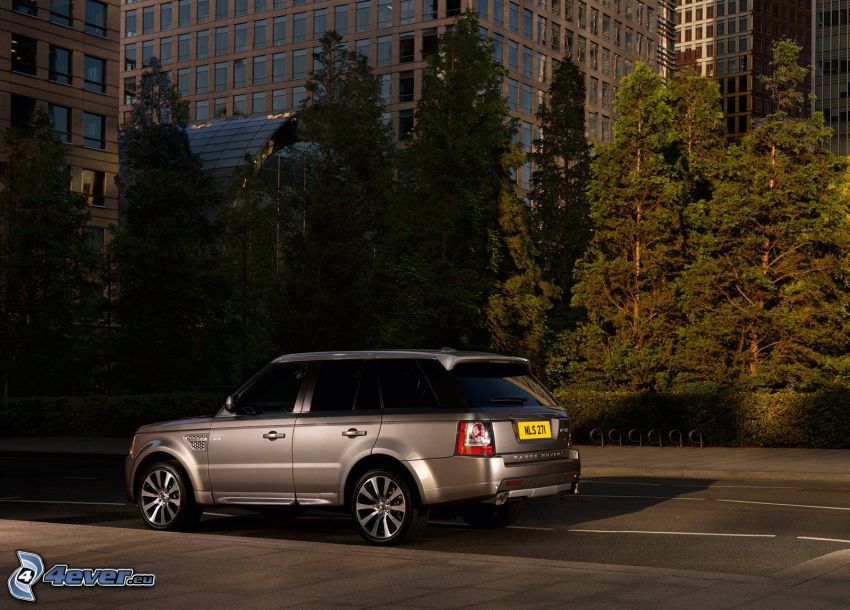 Range Rover, fák, épületek