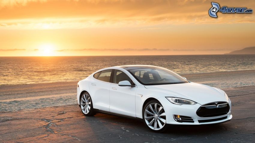Tesla Model S, elektromos autó, naplemente a tengeren