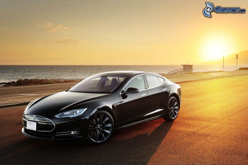 Tesla Model S, tengerpart naplementekor, elektromos autó