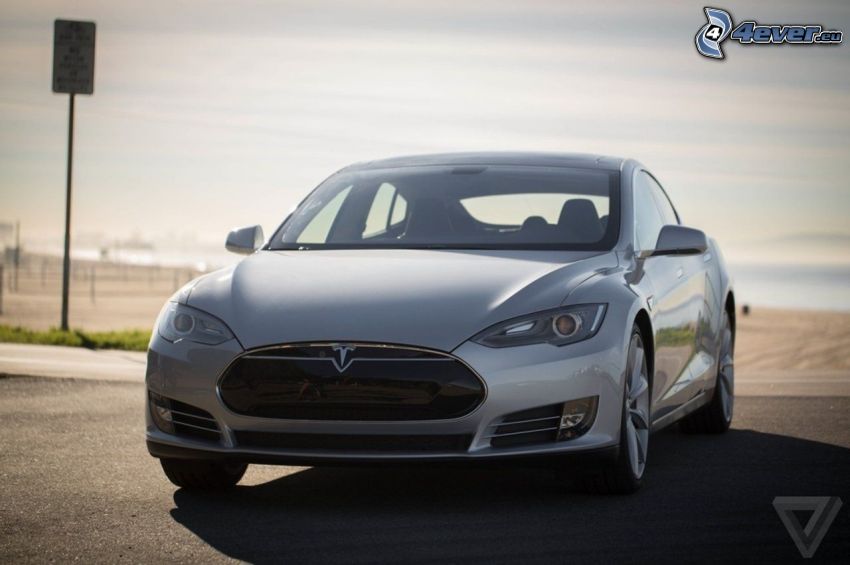 Tesla Model S, elektromos autó, ezüst metál